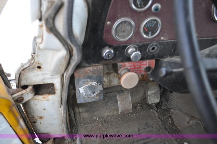 image for item F2225 1976 International Loadstar 1600 dump truck