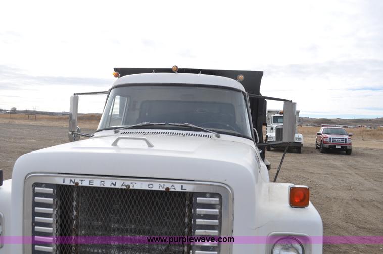 image for item F2225 1976 International Loadstar 1600 dump truck