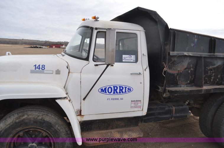 image for item F2225 1976 International Loadstar 1600 dump truck