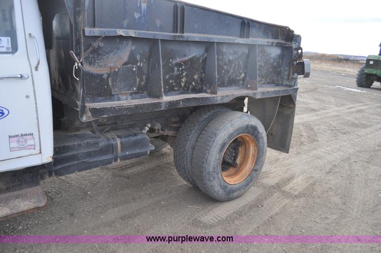 image for item F2225 1976 International Loadstar 1600 dump truck