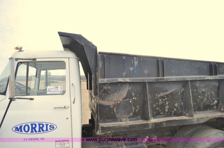 image for item F2225 1976 International Loadstar 1600 dump truck