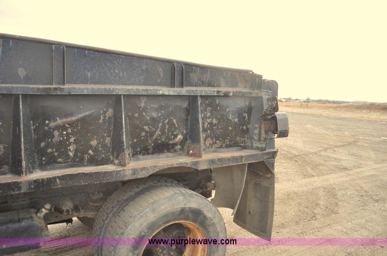 image for item F2225 1976 International Loadstar 1600 dump truck