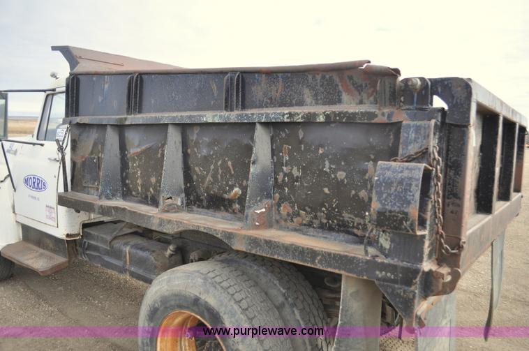 image for item F2225 1976 International Loadstar 1600 dump truck