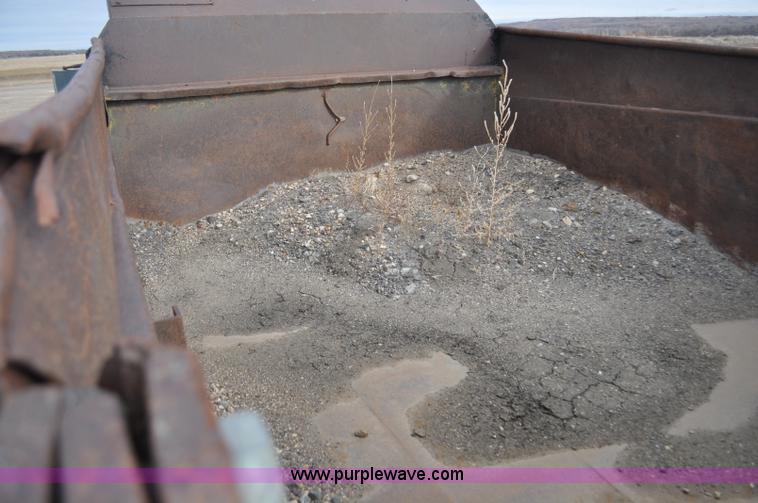 image for item F2225 1976 International Loadstar 1600 dump truck