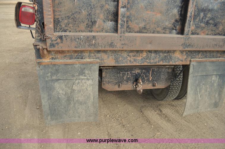 image for item F2225 1976 International Loadstar 1600 dump truck
