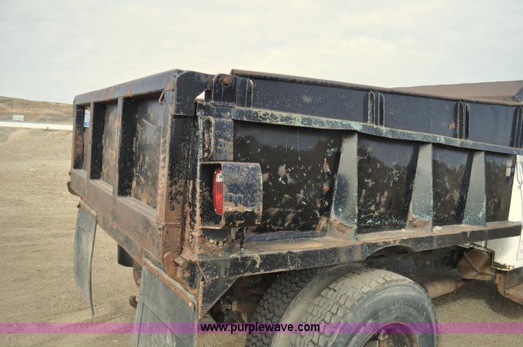 image for item F2225 1976 International Loadstar 1600 dump truck