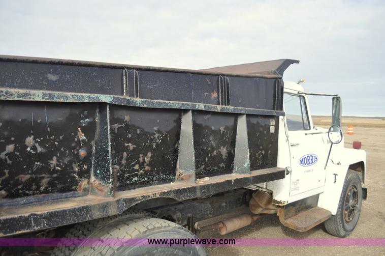 image for item F2225 1976 International Loadstar 1600 dump truck
