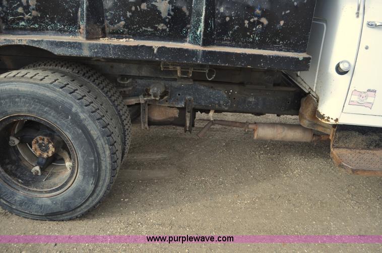 image for item F2225 1976 International Loadstar 1600 dump truck
