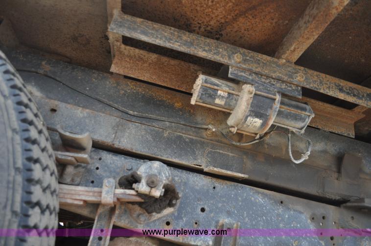 image for item F2225 1976 International Loadstar 1600 dump truck