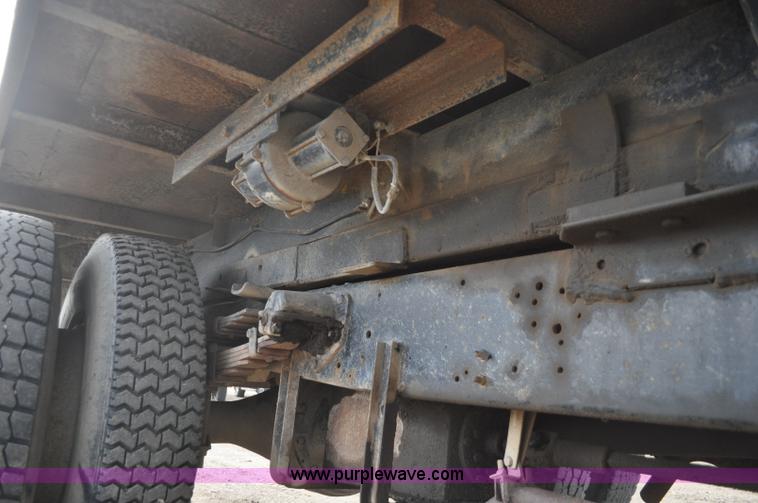 image for item F2225 1976 International Loadstar 1600 dump truck