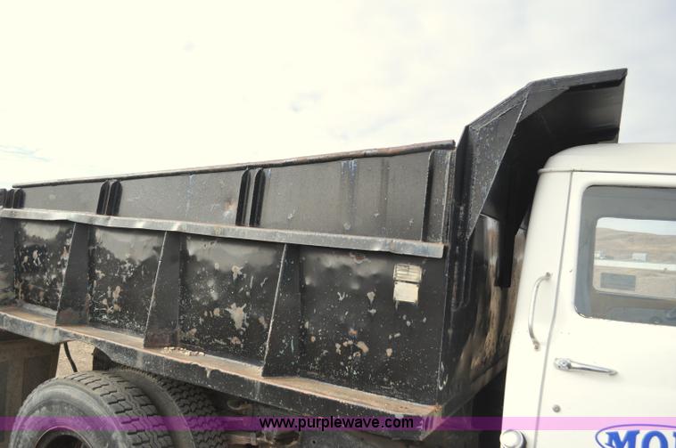 image for item F2225 1976 International Loadstar 1600 dump truck