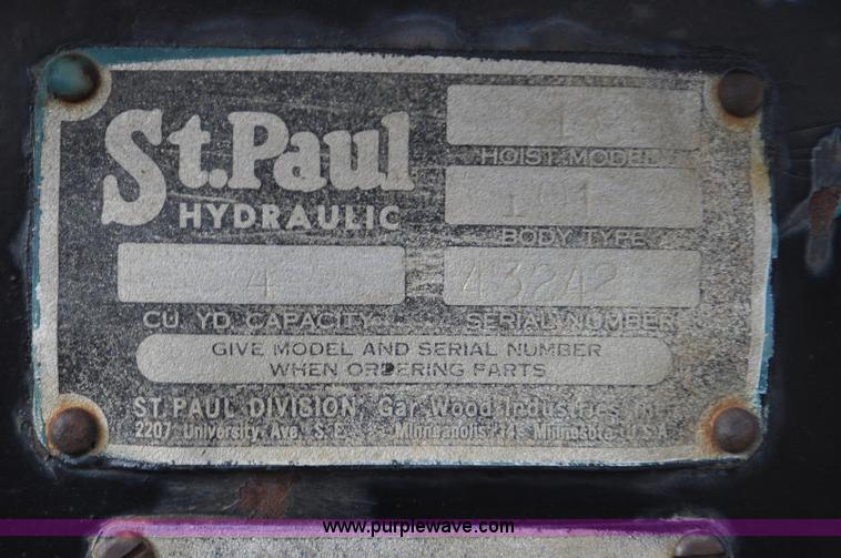 image for item F2225 1976 International Loadstar 1600 dump truck