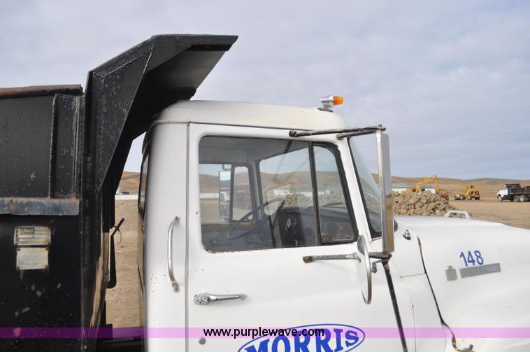 image for item F2225 1976 International Loadstar 1600 dump truck