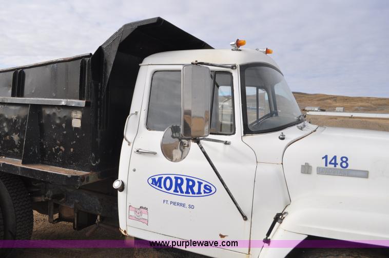 image for item F2225 1976 International Loadstar 1600 dump truck