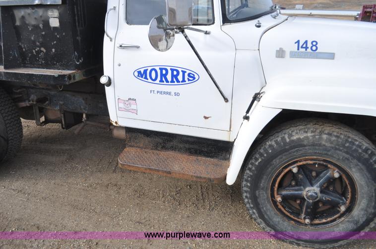 image for item F2225 1976 International Loadstar 1600 dump truck