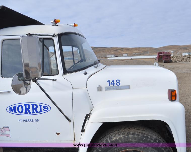 image for item F2225 1976 International Loadstar 1600 dump truck