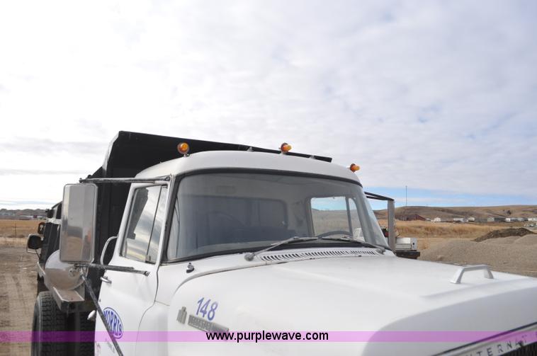 image for item F2225 1976 International Loadstar 1600 dump truck