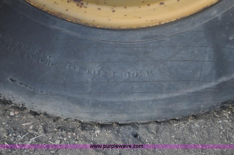 image for item F2229 1987 Caterpillar AP-800 asphalt paver