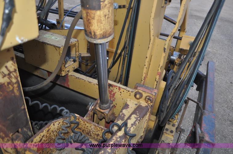 image for item F2229 1987 Caterpillar AP-800 asphalt paver