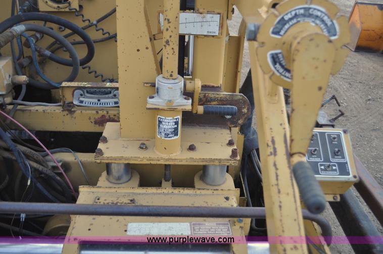 image for item F2229 1987 Caterpillar AP-800 asphalt paver
