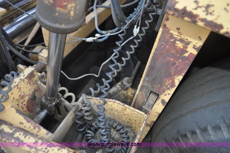 image for item F2229 1987 Caterpillar AP-800 asphalt paver