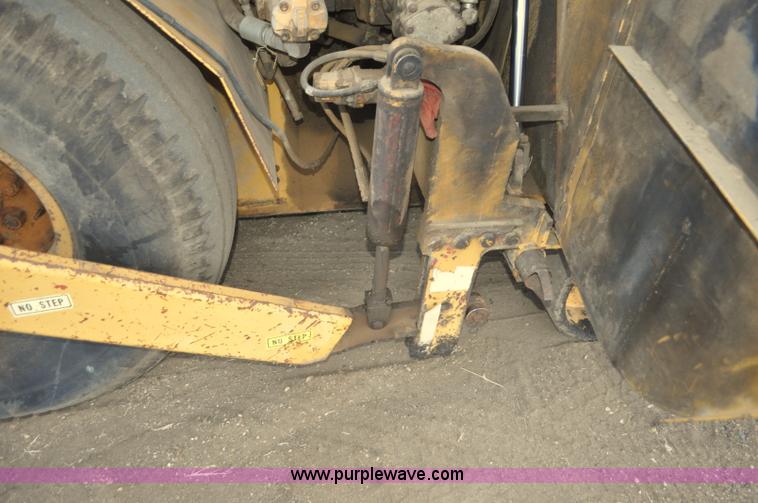 image for item F2229 1987 Caterpillar AP-800 asphalt paver