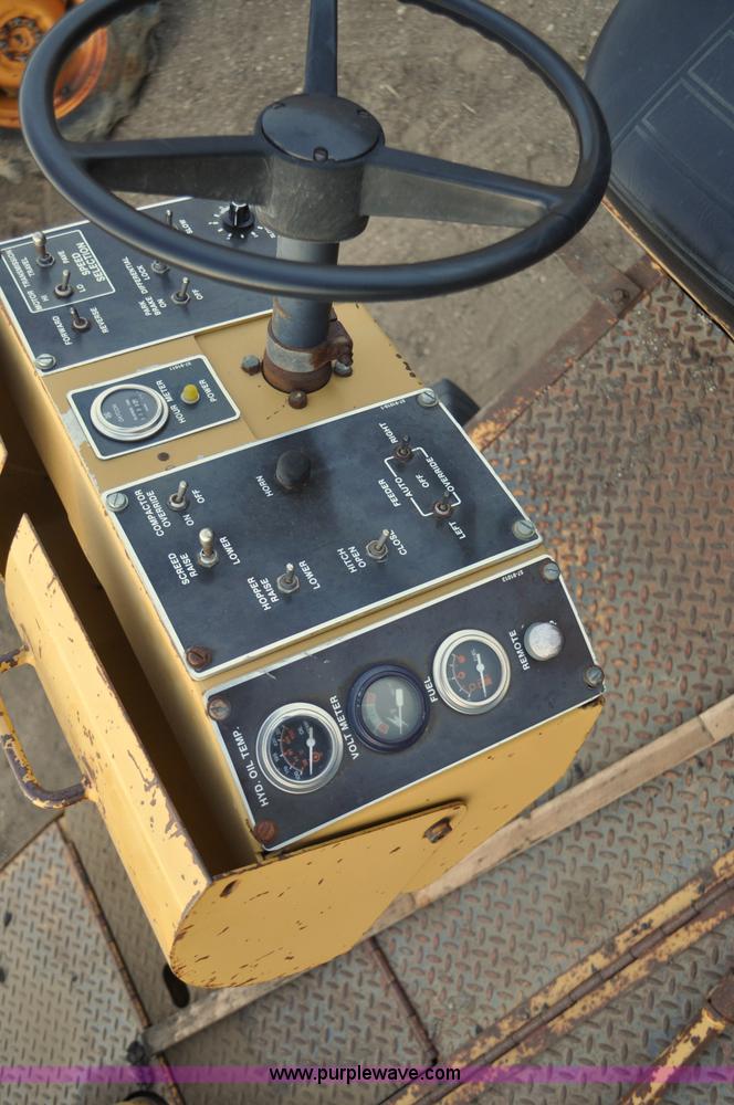 image for item F2229 1987 Caterpillar AP-800 asphalt paver