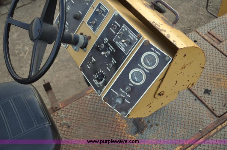 image for item F2229 1987 Caterpillar AP-800 asphalt paver