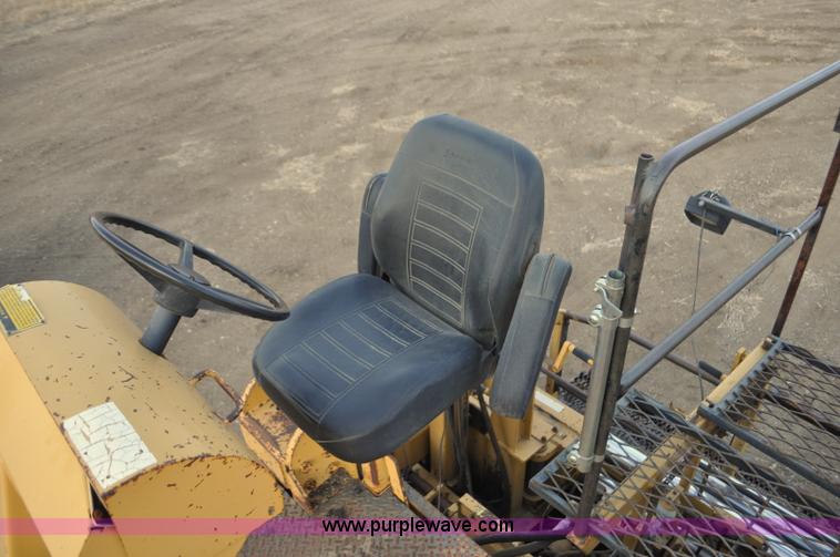 image for item F2229 1987 Caterpillar AP-800 asphalt paver