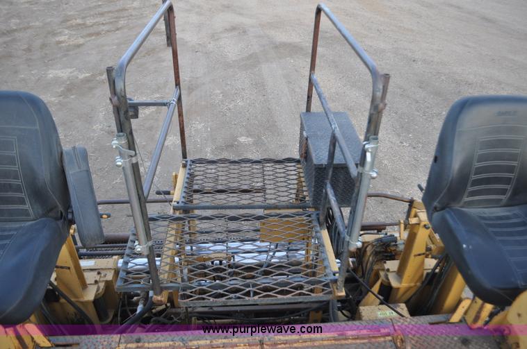 image for item F2229 1987 Caterpillar AP-800 asphalt paver