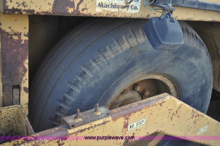 image for item F2229 1987 Caterpillar AP-800 asphalt paver