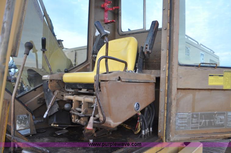 image for item F2236 1977 Caterpillar 225 excavator