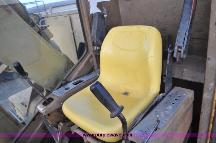 image for item F2236 1977 Caterpillar 225 excavator