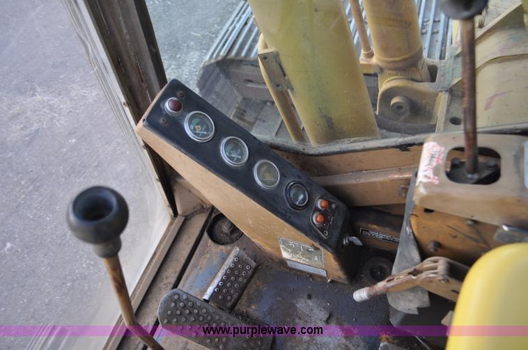 image for item F2236 1977 Caterpillar 225 excavator