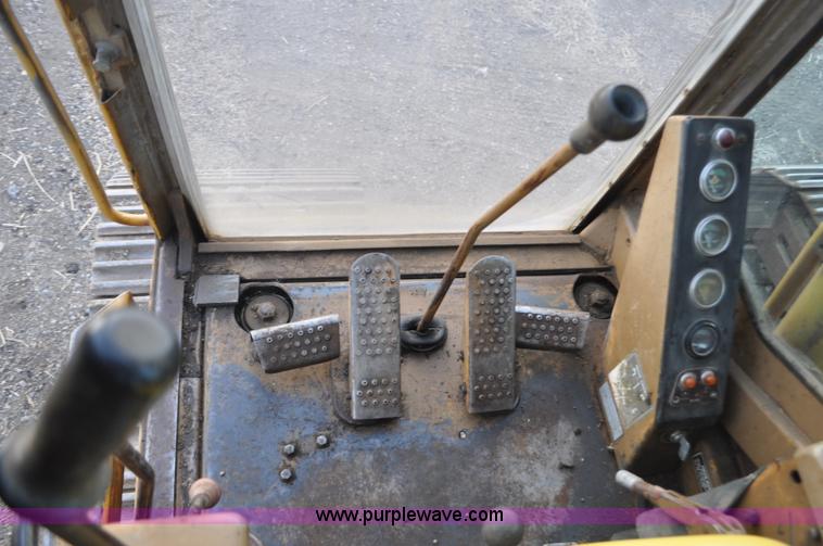 image for item F2236 1977 Caterpillar 225 excavator