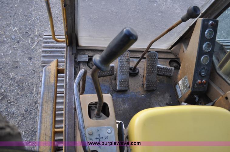 image for item F2236 1977 Caterpillar 225 excavator