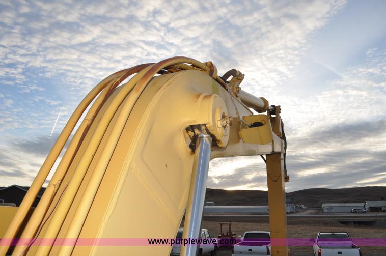 image for item F2236 1977 Caterpillar 225 excavator