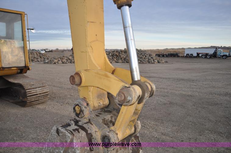 image for item F2236 1977 Caterpillar 225 excavator