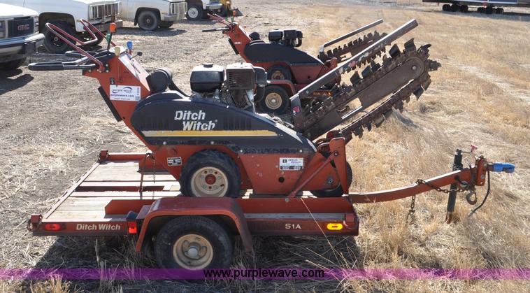 image for item F2239 2002 Ditch Witch 1230H trencher
