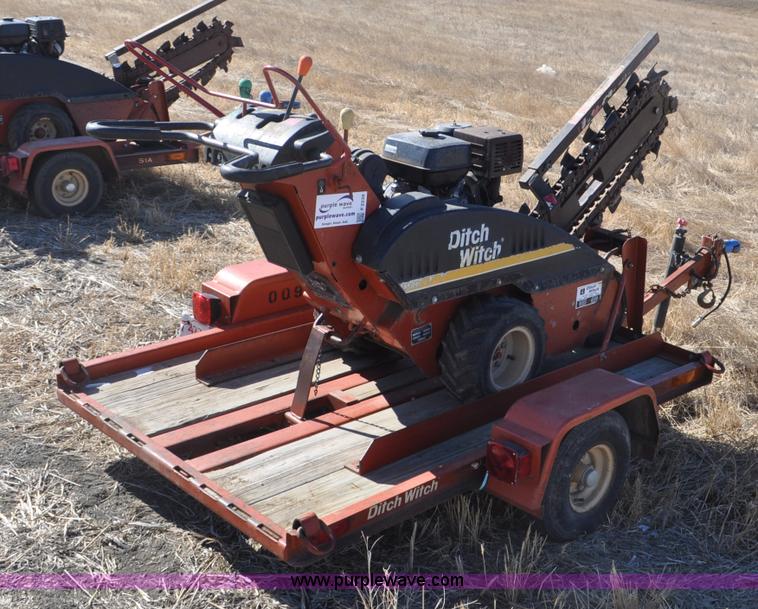 image for item F2239 2002 Ditch Witch 1230H trencher