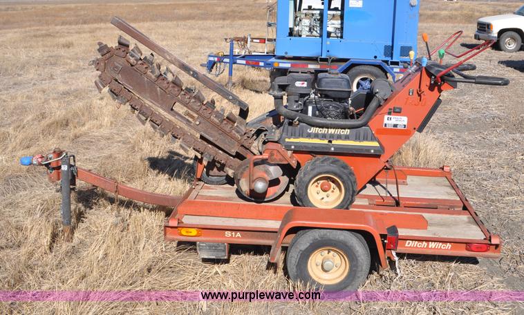 image for item F2239 2002 Ditch Witch 1230H trencher