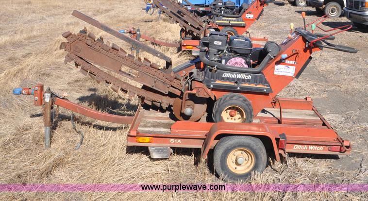 image for item F2240 2002 Ditch Witch 1230H trencher