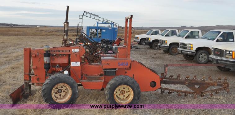 image for item F2246 Ditch Witch R40 trencher