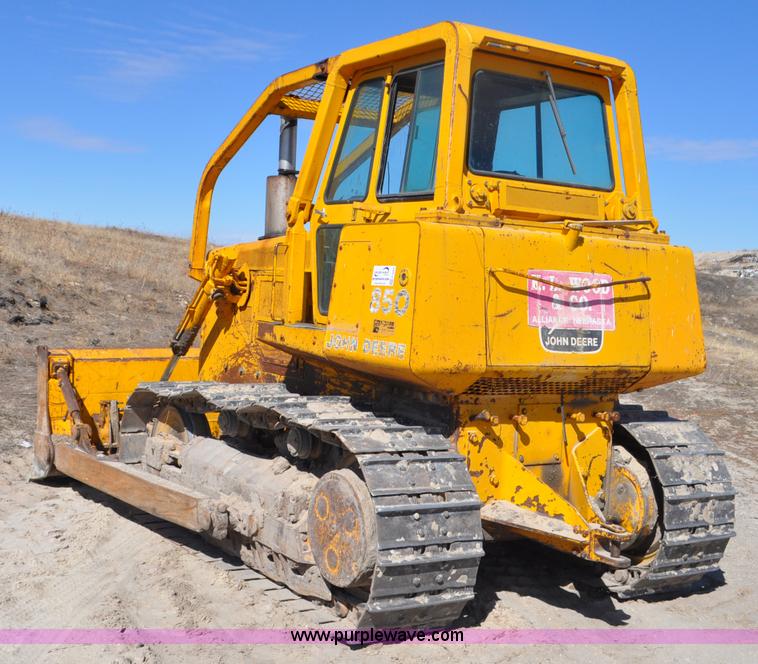 image for item F2264 1984 John Deere 850 dozer