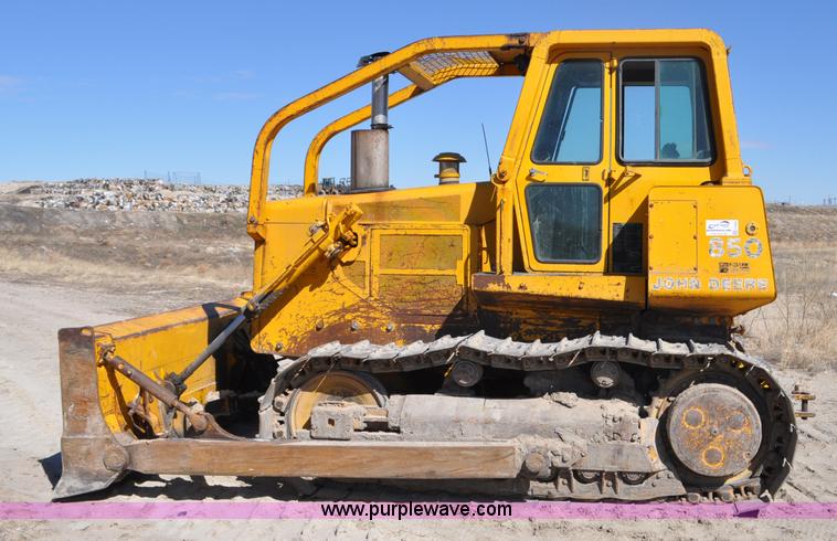 image for item F2264 1984 John Deere 850 dozer