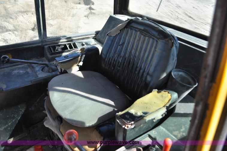 image for item F2264 1984 John Deere 850 dozer