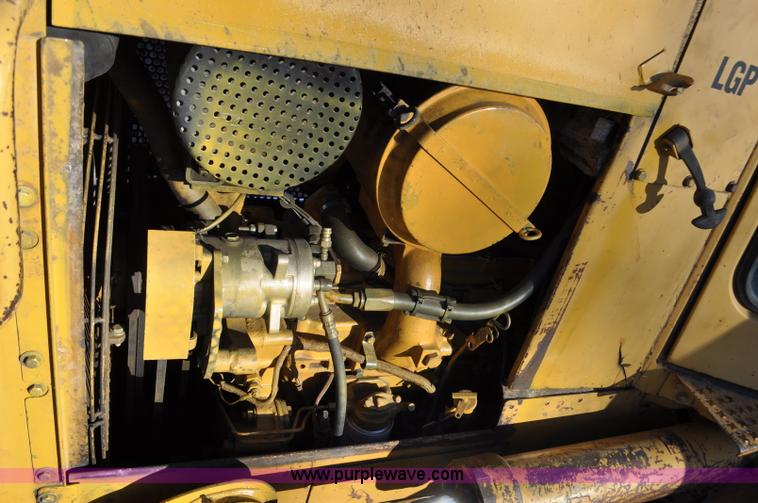 image for item F2265 1992 Caterpillar D4H Series II LGP dozer