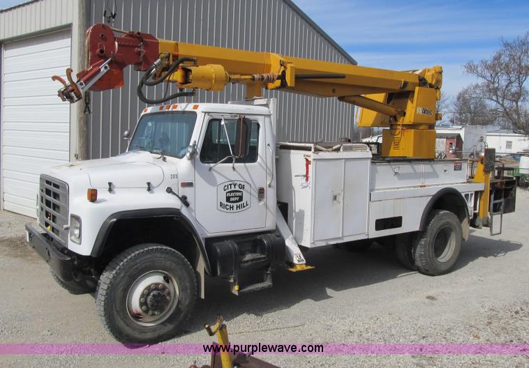 image for item F8974 1988 International 1854 digger derrick truck