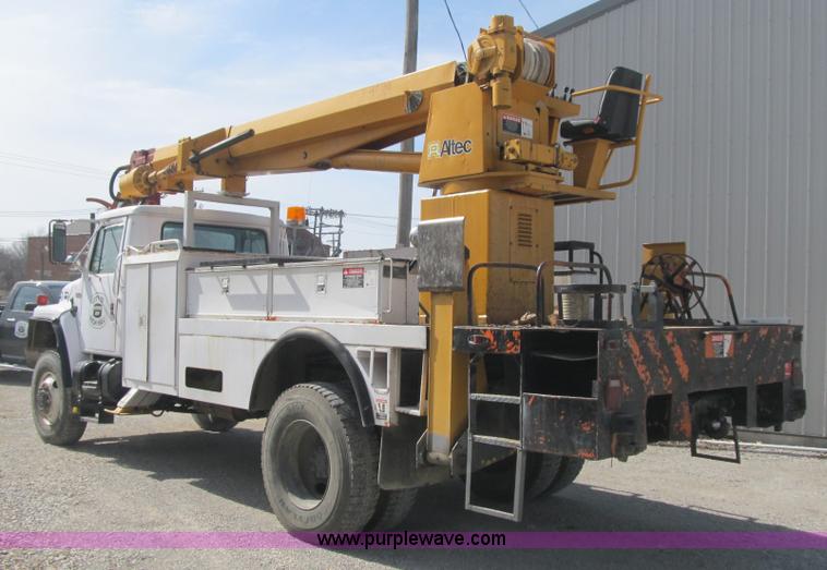image for item F8974 1988 International 1854 digger derrick truck