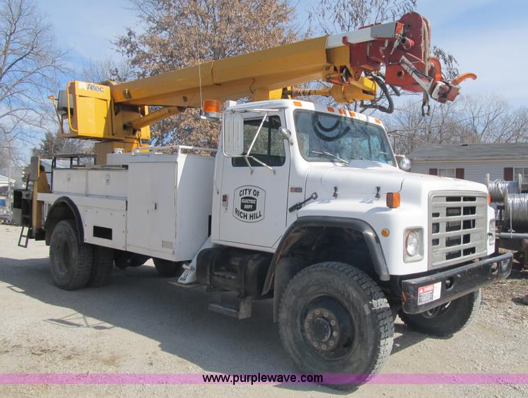 image for item F8974 1988 International 1854 digger derrick truck